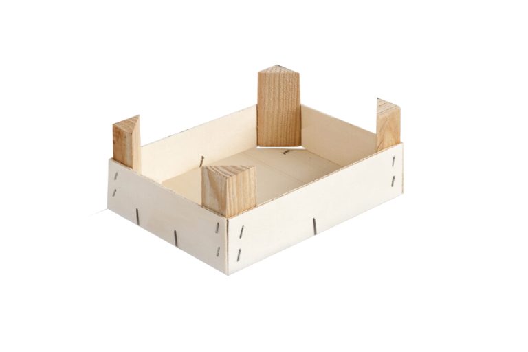 Caja de madera ligera para embalaje con esquinas reforzadas y grapas metálicas.
