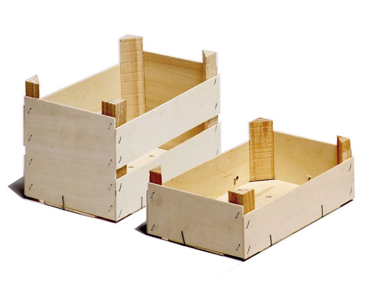 Cajas de madera con esquineras reforzadas para apilado seguro de frutas y hortalizas