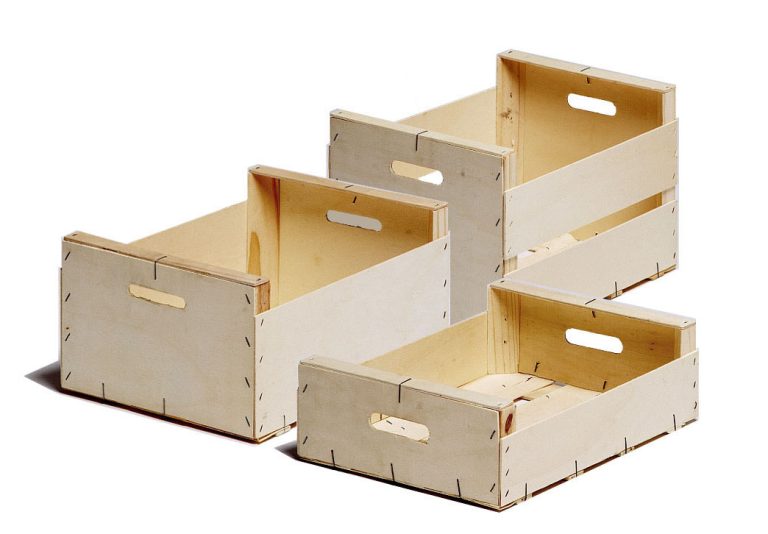 Cajas de madera con asas troqueladas para transporte, mostradas en diferentes ángulos.
