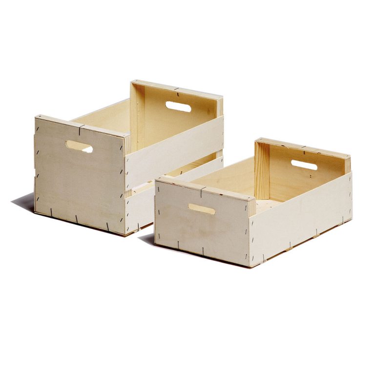 Cajas de madera con asas laterales y uniones dentadas, utilizadas para almacenamiento y transporte