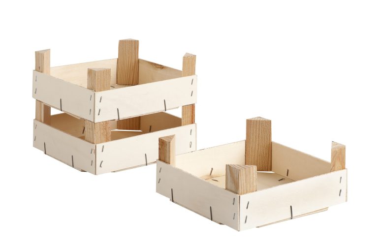 Cajas de madera apiladas para fruta con paneles ligeros y refuerzos en las esquinas