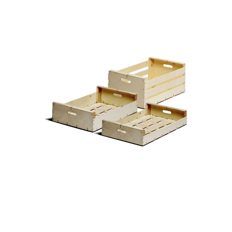 Cajas de madera abiertas con asas para frutas y verduras en diferentes formatos y alturas