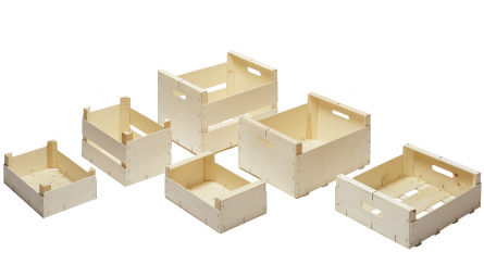 Conjunto de seis cajas de madera en distintos tamaños y formatos sobre fondo blanco.