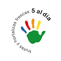 Logotipo ‘5 al día’ en diversos colores con huella de mano y texto sobre frutas y hortalizas frescas.