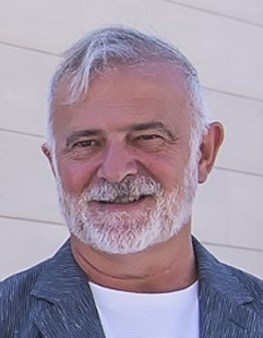 Retrato profesional de Enrique Soler Segrelles, presidente de Envases Girona S.L., con fondo claro
