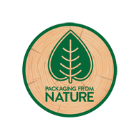 Logotipo circular con textura de madera y hoja verde acompañado del texto ‘Packaging From Nature