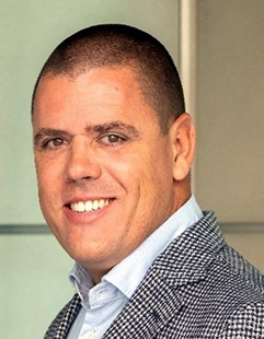 Retrato profesional de Salvador Cervera Beamut, secretario de Embalajes SerraEnvas S.L., con fondo claro