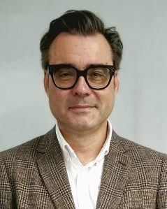 Retrato profesional de Artur Vélez, vicepresidente de FEDEMCO, sobre fondo gris claro