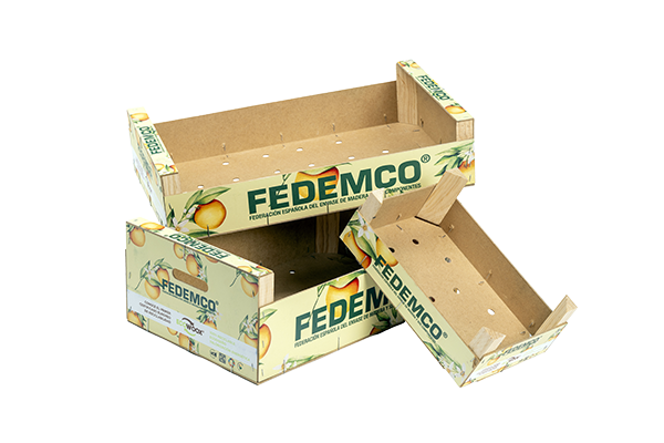 Cajas de madera FEDEMCO para fruta con impresión de melocotones y certificación ECO WOOD, apiladas para transporte sostenible.