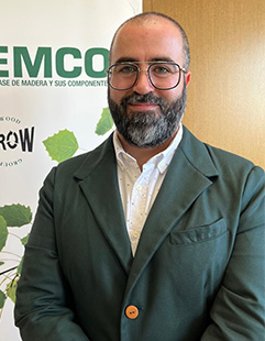Miguel Vázquez, responsable técnico de FEDEMCO, posando frente a un panel corporativo